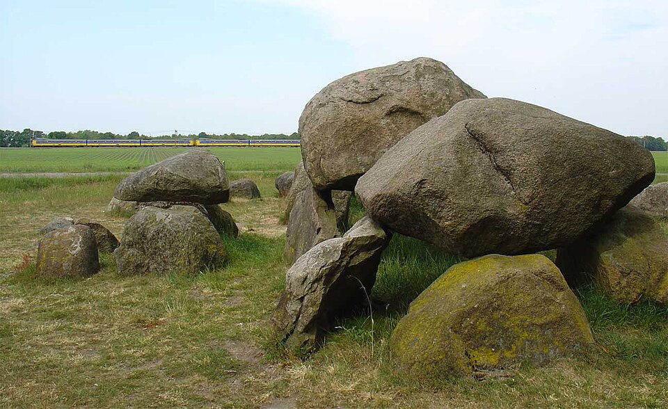 Hunebed D15 bij Loon, met de kransstenen