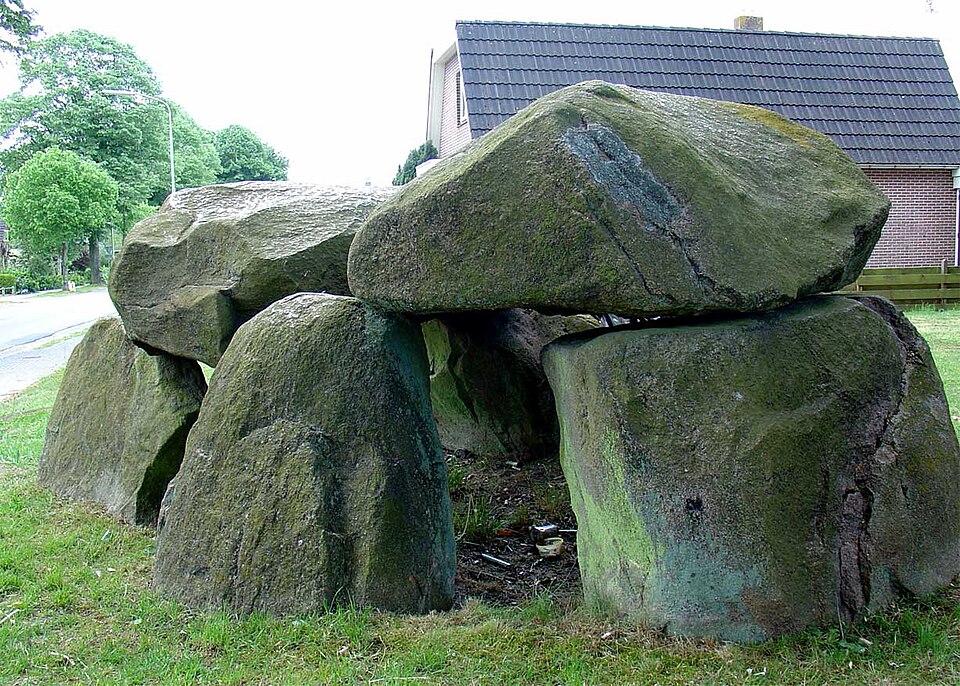 Hunebed D9, midden in Annen