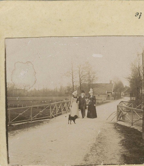 Twee vrouwen, een man en een hond op de brug, gezien vanaf Amelte, mei 1901: links het tolhuis, rechts De Aanleg. De linkerhelft van een stereofoto van Antonie Woudman (1870–1938).