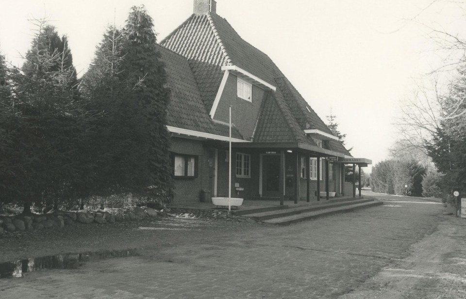 De overweg bij de halte Eext: een tilbury onder de trein, 20 juli 1910