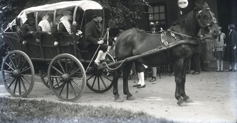 Aankomst van de bruiloftsgasten met paard en wagen, 28 september 1927.