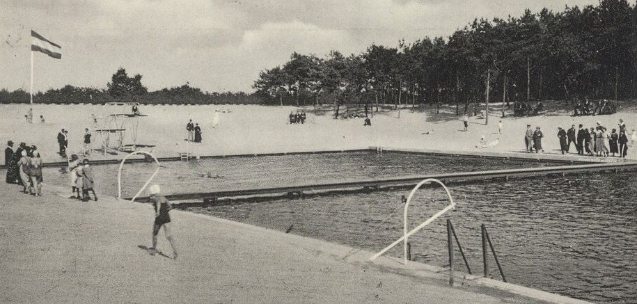Ansicht van zwembad het Zwanemeer aan de Oude Groningerweg, tussen 1938 en 1942.