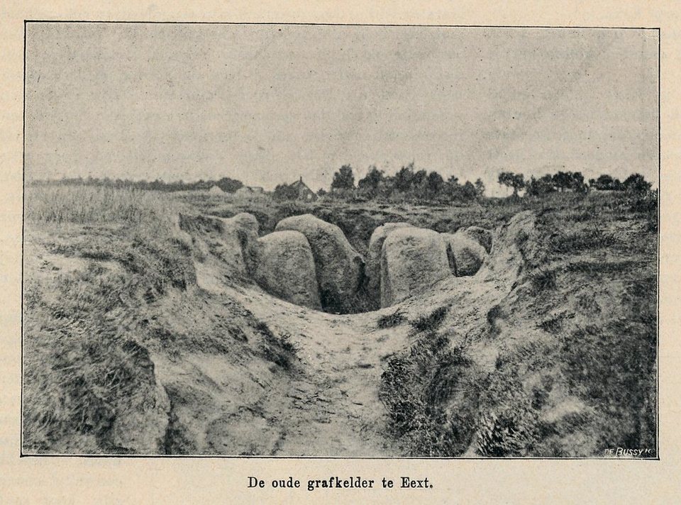 "De oude grafkelder te Eext", zoals de kamer er in 1913 bij lag: de zijstenen in een uitgegraven kuil, zonder één deksteen erboven – die waren in 1756 al weggehaald. De opname valt tussen Van Liers prent van 1760 en Van Giffens opgraving van 1927 in, en toont dus de toestand nadat het herstelde trapje voor de tweede keer verdwenen was. Rechtsonder staat DE BUSSY, de uitgever; de scan staat bij janwillemsen onder CC BY-NC-SA 2.0, maar het werk zelf is uit 1913 en daarmee publiek domein. https://www.flickr.com/photos/8725928@N02/32643010297/