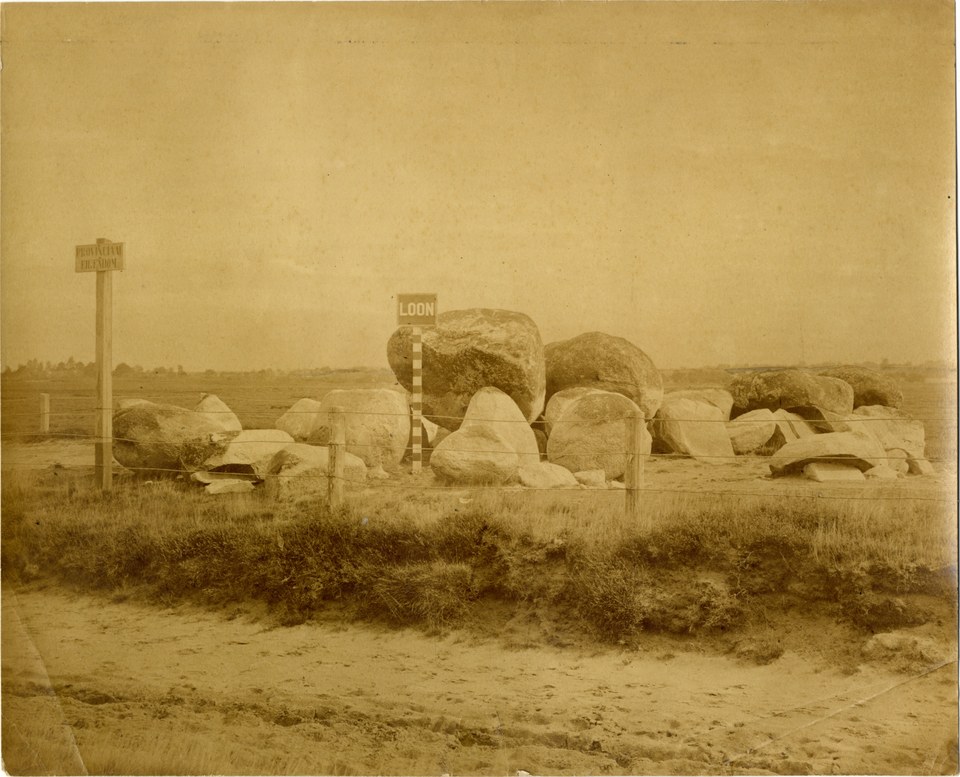 Hunebed D15 bij Loon, met de kransstenen
