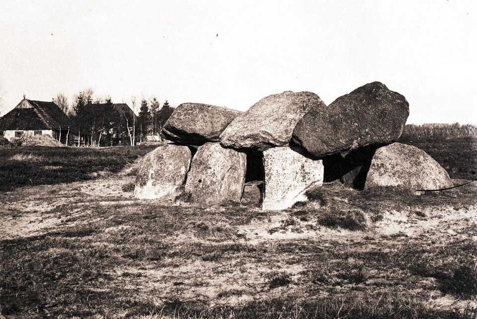 Hunebed D6 in 1918, gefotografeerd door Van Giffen zelf in het jaar dat hij de Nederlandse hunebedden inventariseerde. Links op de achtergrond twee boerderijen aan de Stationsstraat. Het glasnegatief in de beeldbank is een reproductie van rond 1920 naar zijn opname.