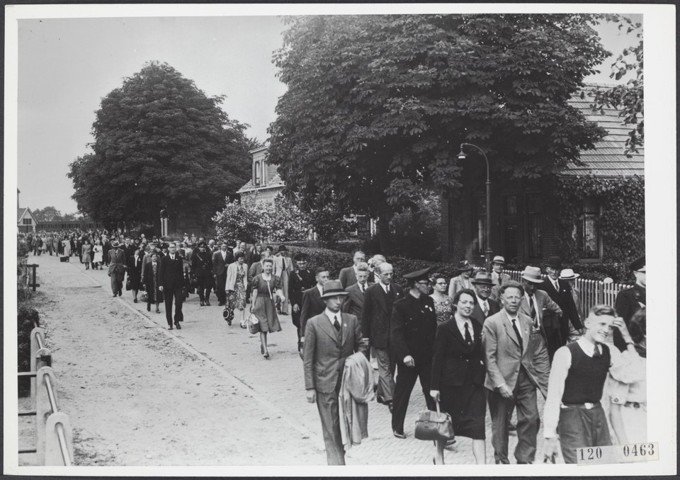 Bezoekers onderweg door Rolde, 1941. Van het station naar het terrein was het ruim een kilometer.