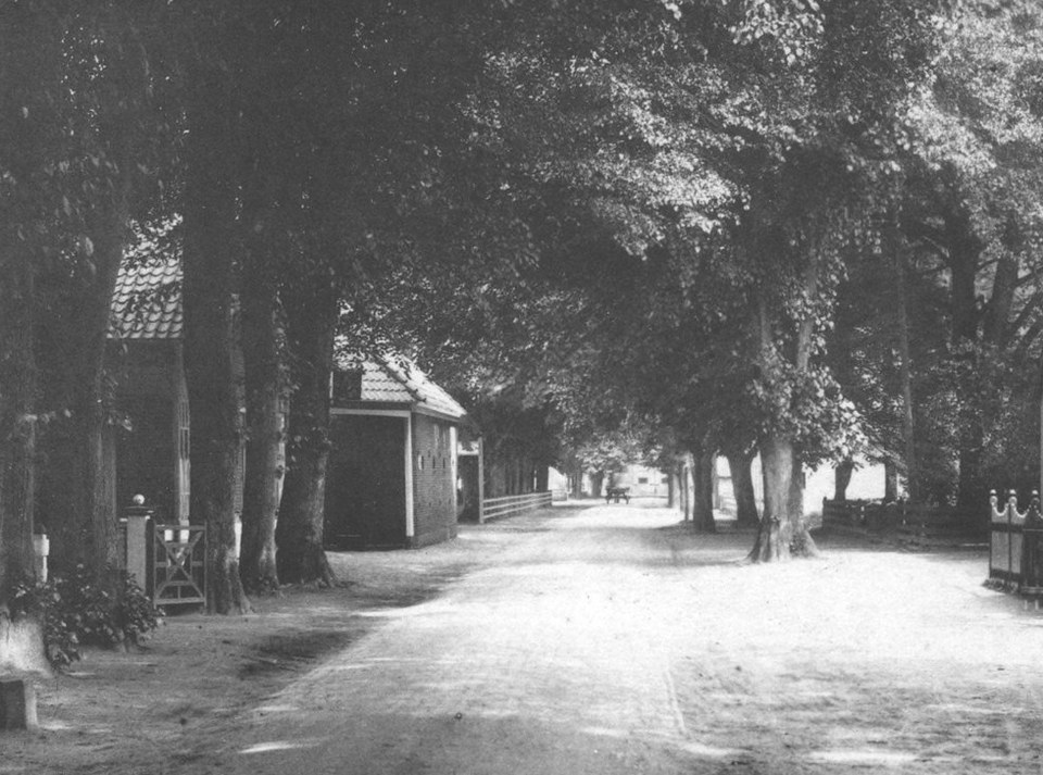 De Asserstraat in de jaren dertig, met rechts Asserstraat 1, de voormalige woning van burgemeester Reijnders, en links café Ottens.
