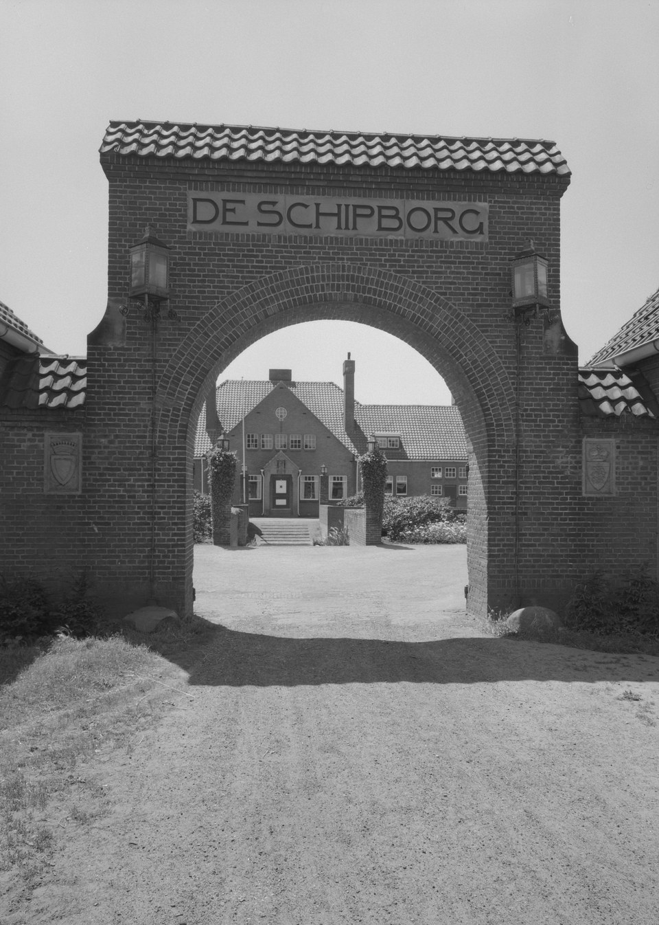 Landgoed De Schipborg (Drenthe). Toegangspoort modelboerderij
