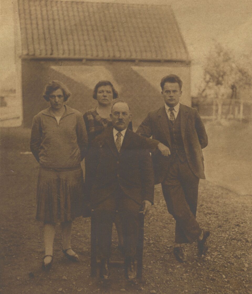 Meester Oosterhoff bij zijn afscheid, met drie collega's voor de gevel van de school; de man rechts is mogelijk meester Niewold, de namen van de dames zijn niet bekend. Het bijschrift in de beeldbank houdt het op 47 jaar als schoolhoofd, maar de krant van die dagen is preciezer: 47 jaar in het onderwijs, waarvan 27 als hoofd in Eext.