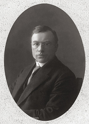 Van Giffen omstreeks 1935, halverwege zijn loopbaan. Het is de enige portretopname van hem die vrij te gebruiken is, en ze is klein: driehonderd pixels breed.
